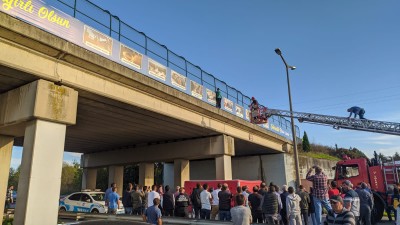 TEM Otoyolu Bağlantı Köprüsü üzerinde genç yaşta bir kız köprüye çıkarak intihara kalkıştı